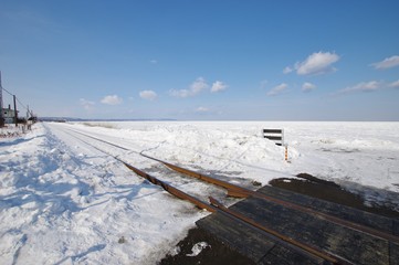 railway along the coast, ice floe in Hokkaido, Japan　釧網線と流氷　北海道