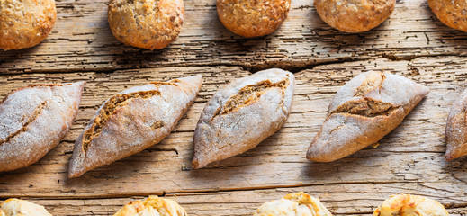 Knusprige brötchen vom Bäcker