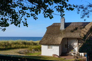 Fototapeta na wymiar Ferienhaus an der Ostseeküste in Ahrenshoop