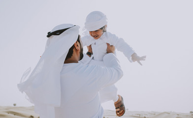 Naklejka premium ojciec i syn spędzają czas na pustyni