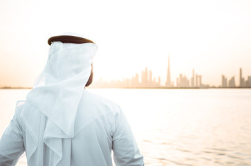 Obraz premium biznesmen w dubaju w czasie zachodu słońca