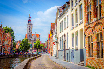 Fototapeta premium Piękny kanał Spiegelrei i plac Jana Van Eycka w Brugii (Brugge), Belgia