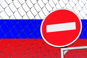 Флаг России за металлическим забором со знаком вход запрещен - obrazy, fototapety, plakaty