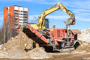 Crawler Mobile Crusher and excavator Crushing concrete.