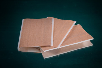 drei große Pflaster