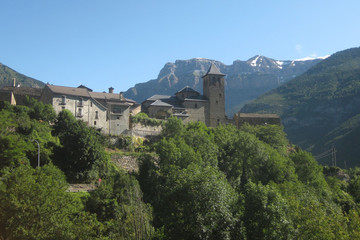 Fototapeta na wymiar Valle de Ordesa, Pireneje, Hiszpania - kamienna miescowość Torla w Dolinie Ordesy