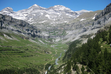 Valle de Ordesa, Pireneje, Hiszpania - widok na Masyw Trzech Sióstr