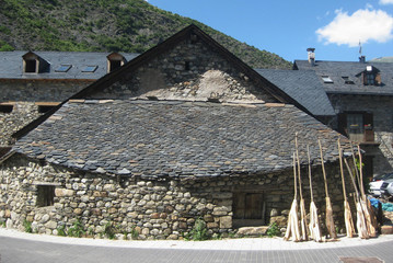 Fototapeta na wymiar Pireneje, Hiszpania - kamienna, urocza miejscowość w dolinie Vall de Boí