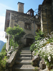 Pireneje, Hiszpania - kamienna, urocza miejscowość w dolinie Vall de Boí © Iwona