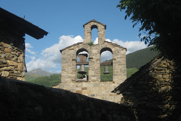 Pireneje, Hiszpania - romański kamienny kościół w dolinie Vall de Boí © Iwona