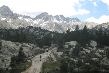 Fototapeta na wymiar Pireneje, Hiszpania - turyści na szlaku w Parku Narodowym Aigüestortes i Estany de Sant Maurici