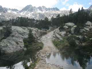 Fototapeta na wymiar Pireneje, Hiszpania - widokowy w Parku Narodowym Aigüestortes i Estany de Sant Maurici