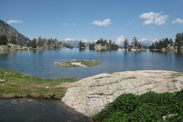 Pireneje, Hiszpania - piękny staw w Parku Narodowym Aigüestortes i Estany de Sant Maurici © Iwona