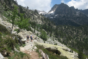 Fototapeta na wymiar Pireneje, Hiszpania - turystki na kamienistym szlaku w Parku Narodowym Aigüestortes i Estany de Sant Maurici