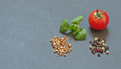 Gewürze und Tomate auf Schiefertafel, Copy Space, Schiefertafel