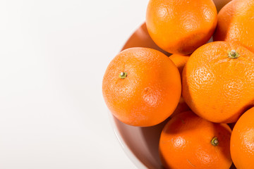 Orangen in weißer großer Schüssel rechte Bildhälfte