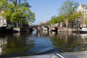 Gracht Fluss schöne Sehenswürdigkeit in Amsterdam vor blauen Himmel