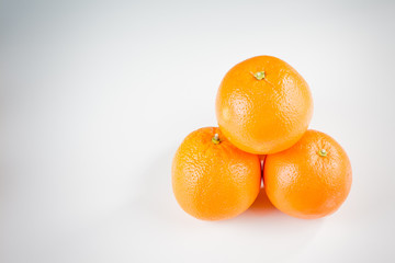 Orange gestapelt von oben horizontal weißer Hintergrund