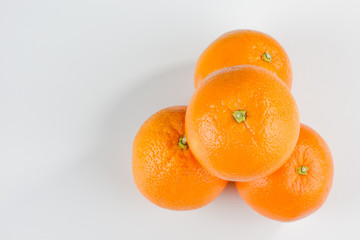 Orange Pyramide gestapelt von oben horizontal weißer Hintergrund