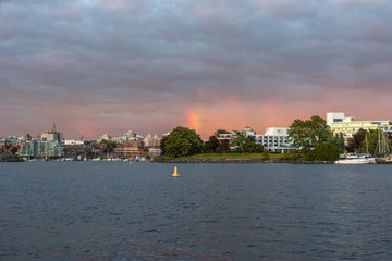 Fototapeta premium Kanada - Sonnenuntergang und Regenbogen über Victoria Stadt