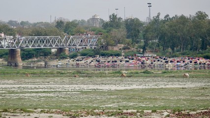 Ufer am Yamuna Flu&szlig; bei Agra in Indien 