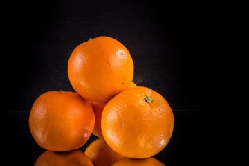 Pyramide aus Orangen links, grauer Hintergrund