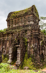 Obraz premium The ruins of Mỹ Sơn temple complex, regarded one of the foremost Hindu temple complexes in Southeast Asia, a UNESCO world heritage site in Vietnam