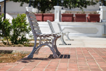 Obraz premium Empty benches in th park in Cienfuegos