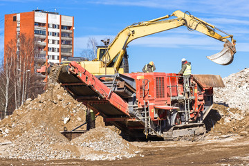 Crawler Mobile Crusher and excavator Crushing concrete.