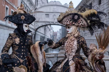 Gordijnen Carnaval van Venetië: twee vrouwen in kostuums en maskers, met gevederde vogel en vogelkooi © Lois GoBe
