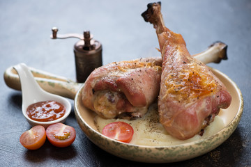Black bowl with raw kiwi mussels, close-up, selective focus, horizontal shot