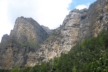 Fototapeta na wymiar Valle de Ordesa, Pireneje, Hiszpania - charakterystyczne skaliste góry w kolorze ochry