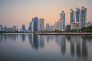 Fototapeta na wymiar Des gratte-ciels qui se reflètent sur un lac dans le centre de Bangkok 