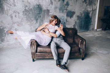 Obraz premium Photo session of the newlyweds in the studio.