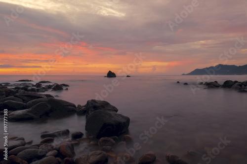 Un Couché De Soleil Sur Une Plage Rocailleuse De Thaïlande