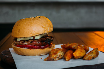 bbq burger with potato chips