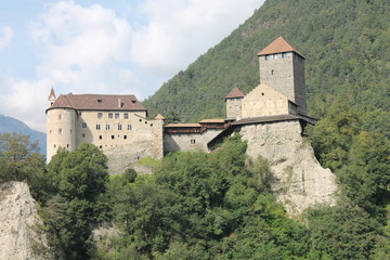 Fototapeta na wymiar Schloss Tirol in Meran