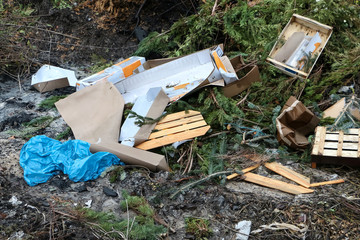 Kartons in der Landschaft, Müll