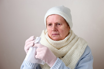 Seniorin mit Taschentuch