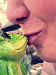 Frau küsst Frosch, doch er wird kein Prinz