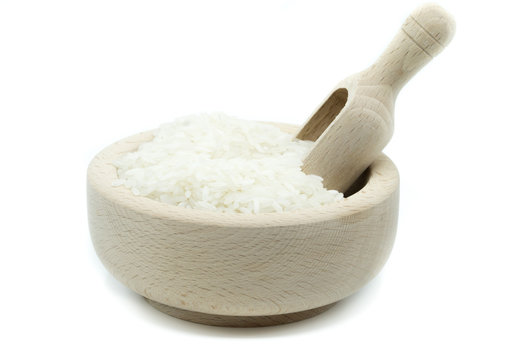 Reis Schüssel schale holzschaufelisoliert freigestellt auf weißen Hintergrund, Freisteller

