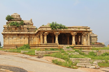 Obraz premium An ancient temple complex Hemakuta hill in Hampi, Karnataka, India.