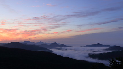 Fototapeta na wymiar 山の夜明け（鳥海山からの眺望　16：9）　Dawn of the mountain (view from Mt.Chokai)