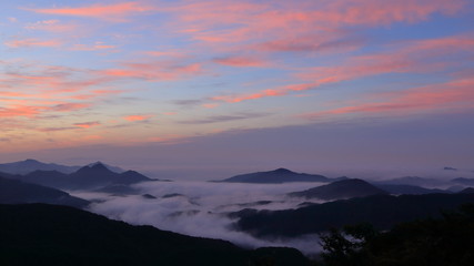 Fototapeta premium 山の夜明け（鳥海山からの眺望 16：9） Dawn of the mountain (view from Mt.Chokai)