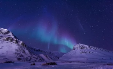 Foto op Aluminium De polaire arctische noorderlicht aurora borealis sky star in Noorwegen Svalbard in Longyearbyen city man Mountains © bublik_polina