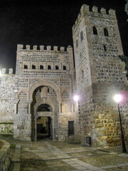 Naklejka premium door of Alfonso sixth at night in wall of Toledo