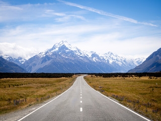 Die Straße zum Mount Cook über dem Lake Pukaki, dem höchsten Berg Neuseelands und beliebtes Reiseziel. Der Berg befindet sich im Aoraki Mount Cook National Park auf der Südinsel, Neuseeland
