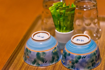 お茶の湯飲みとグラス