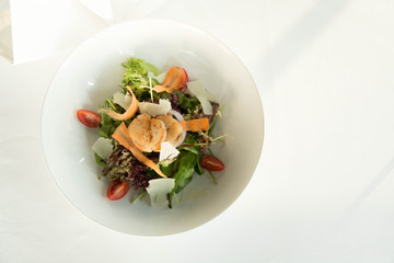 Mixed leaf salad with seared scallops