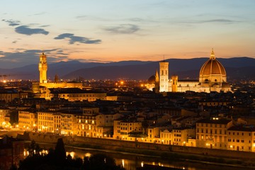 イタリア ルネサンスの街フィレンツェの夕景